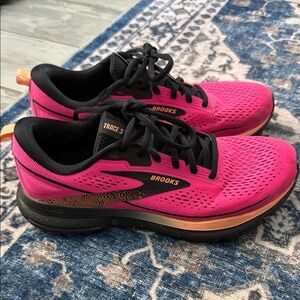 Brooks Trace 3 Women's Vibrant Pink and Black Athletic Shoes